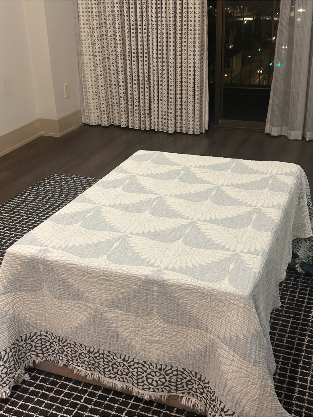 Modern Genevieve Gorder Anthro Feathered Flock Throw XL Silver Gray + Cool White - Picture 10 of 16